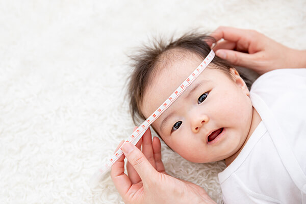 乳幼児健診で頭囲を測っている赤ちゃん